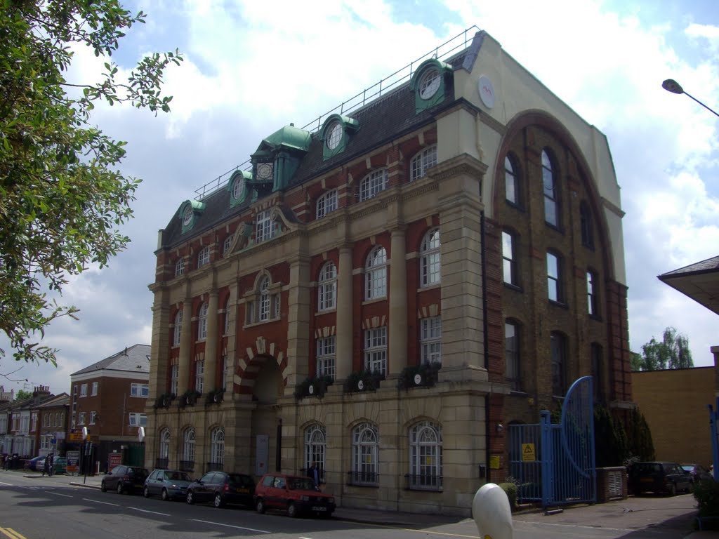 Cambridge House, Mayes Road by turnpikelane