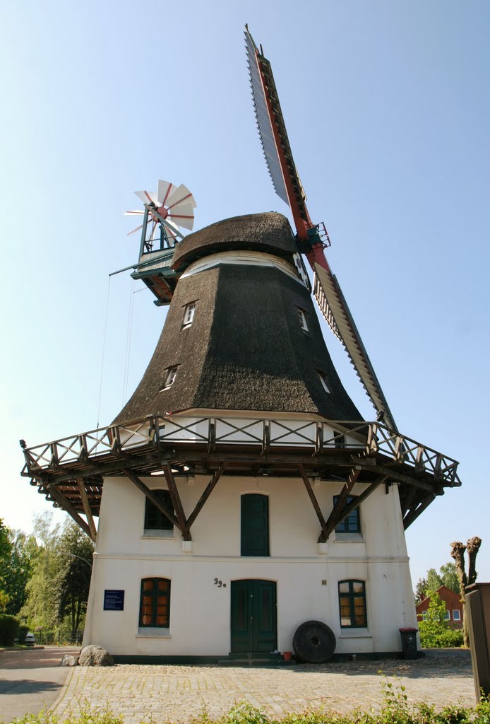 Die Wilhelmsburger Mühle "Johanna", ein Galerieholländer erbaut 1875, ist - nach diversen Restaurierungen- voll funktionstüchtig. by vp_hmbg-PRO PANORAMIO