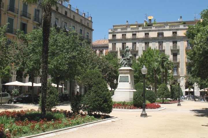 Plaza by Víctor Cespón