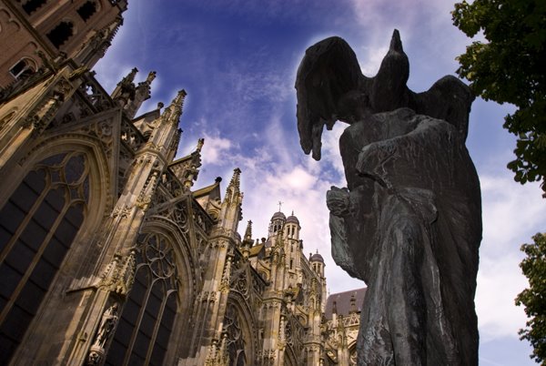 Statue near Sint Jan's Cathedral by Unai Risueno