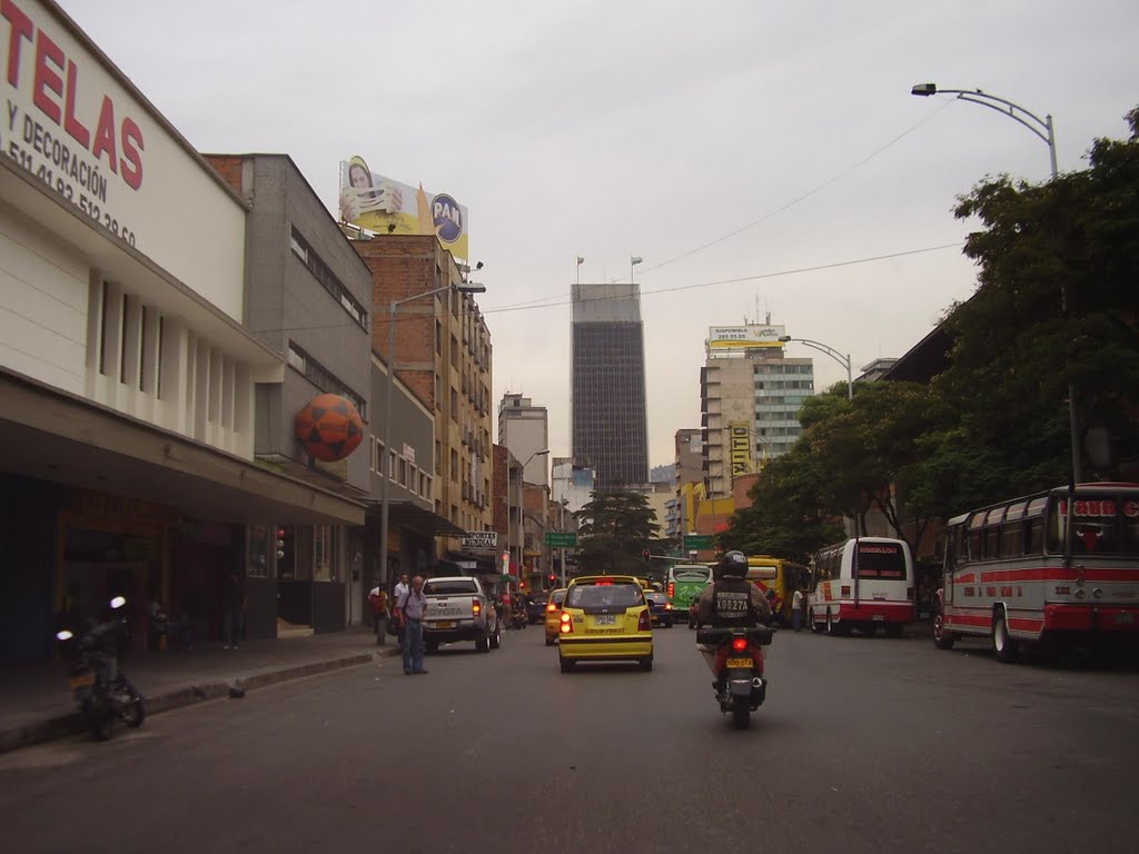 Hacia el centro by Henry Rincón