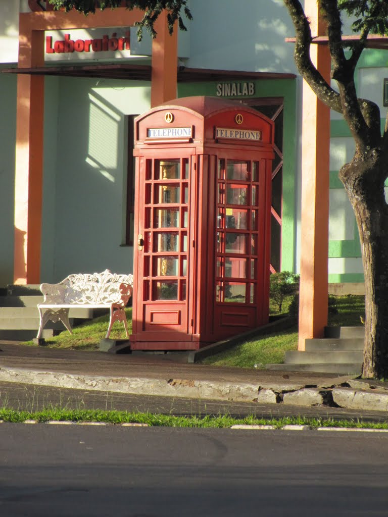 Cabine londrina by Lorrayne