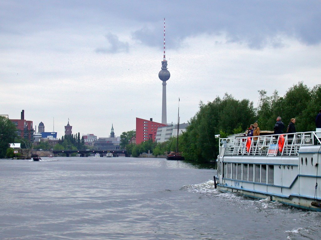 Sailing the Spree in Berlin (May 2004) by Dick Heuff