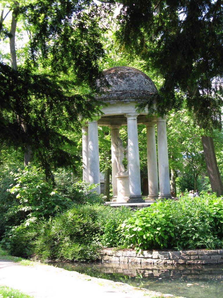 Temple de l'Amour au jardin de l'Arquebuse à Dijon le 23/05/2010 by eric DELVA