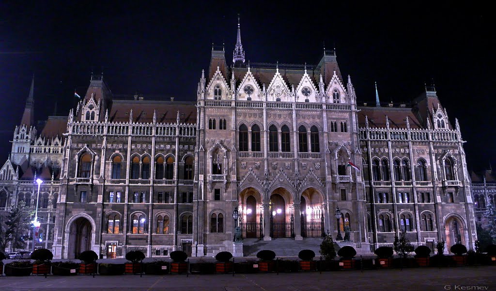 Budapest, Parliament, night by G Kesmev