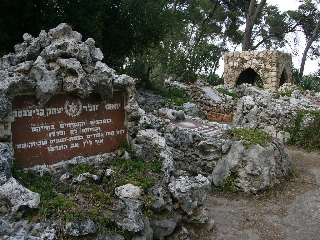 Agudat Hashomrim cemetery by CarmelH