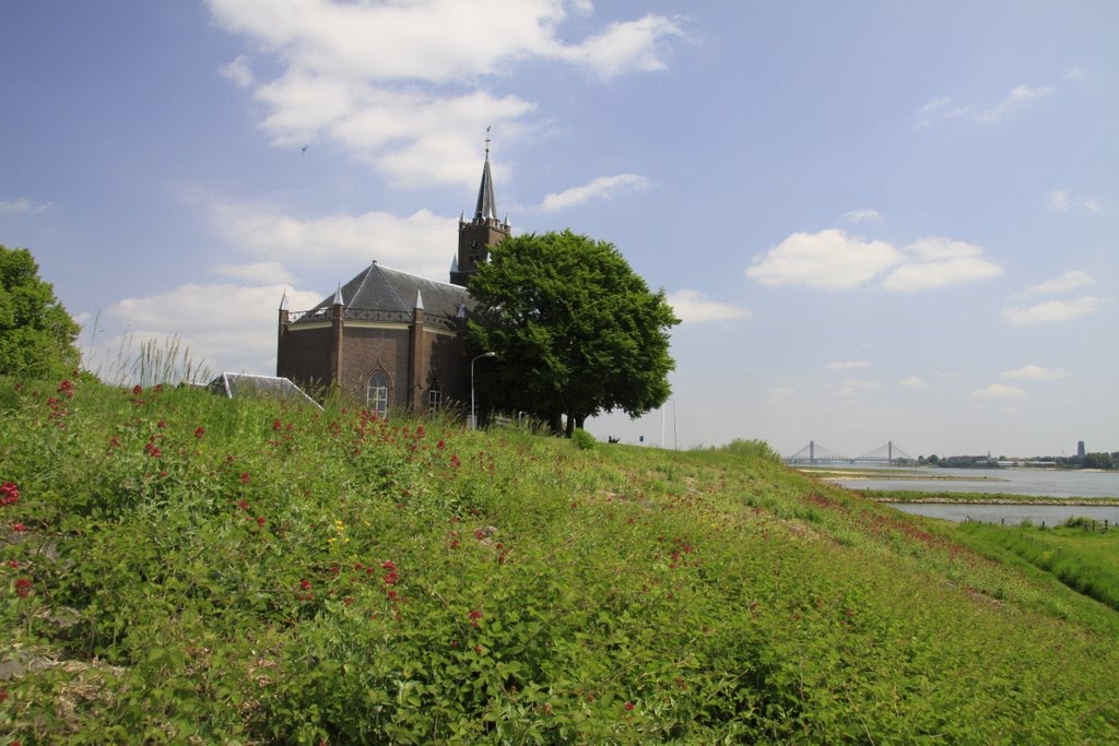 Op de dijk bij Haaften. by watersnip