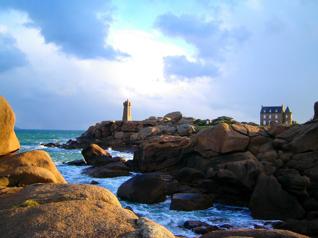 Phare de Ploumanac'h au levant by olitar