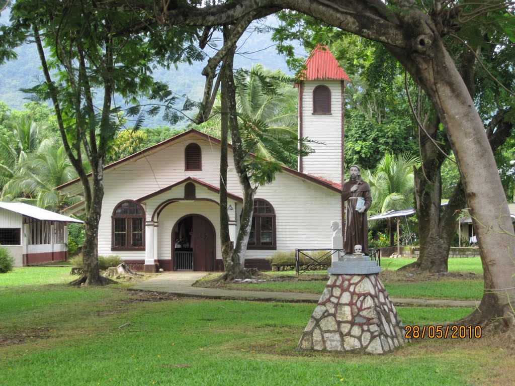 Iglesia Palmar Sur by Gino Vivi