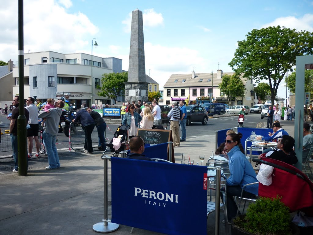 Skerries - paparazzi at the monument by Roy H.