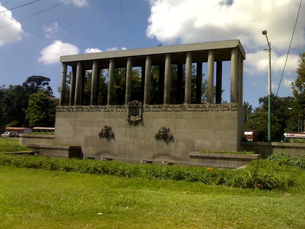 Este monumento perpetúa la gratitud de la raza indígena liberada por el decreto legislativo número 1995 by Jorge Ochoa (ZORRO)