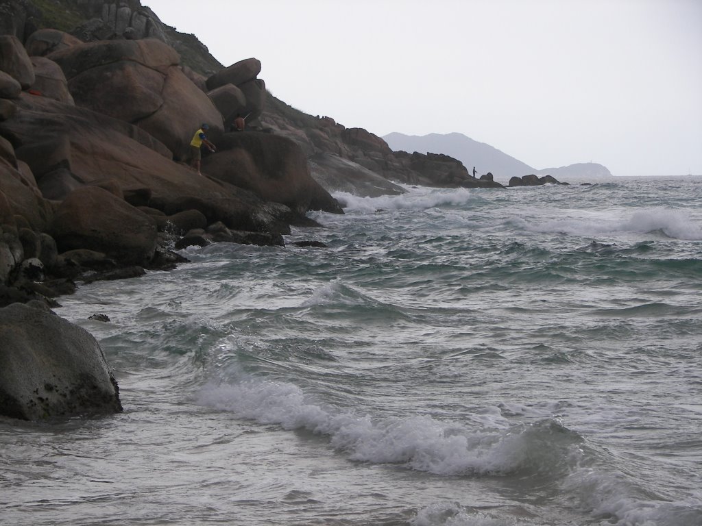 Ponta norte Praia dos Ingleses by Hugo Fragoletti