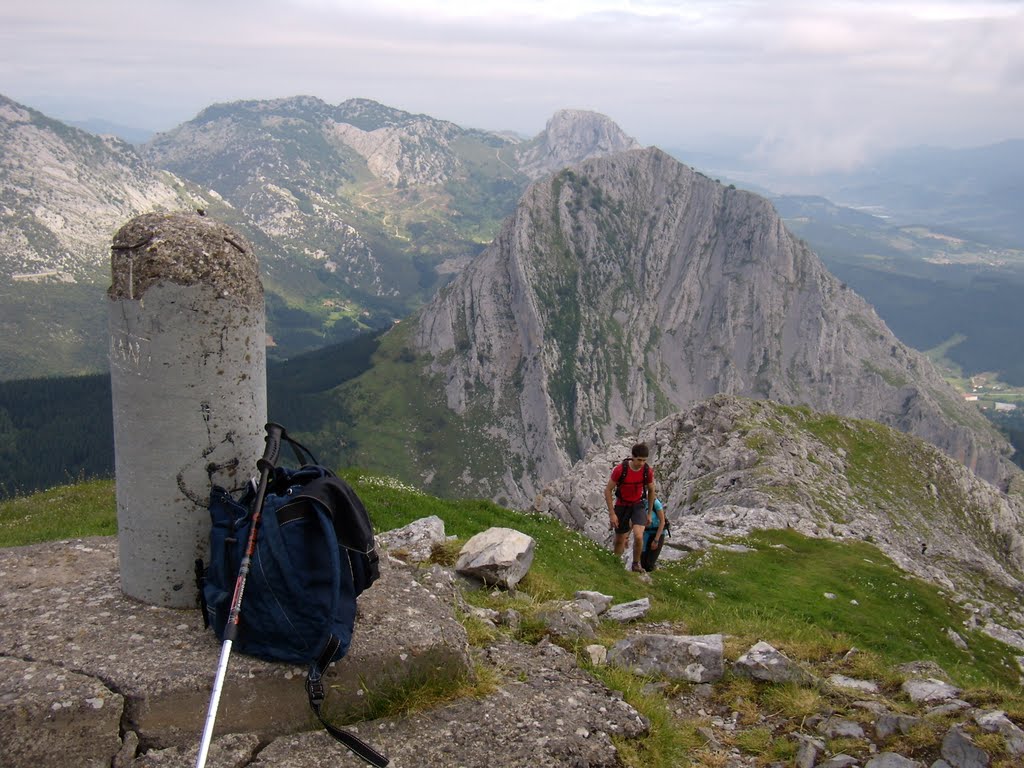 Leungane (1.009 m.), Mugarra (964 m.) ta Untzillaitz (934 m.) Alluitzetik 1.040 m. 300510 10:48 by xtselin