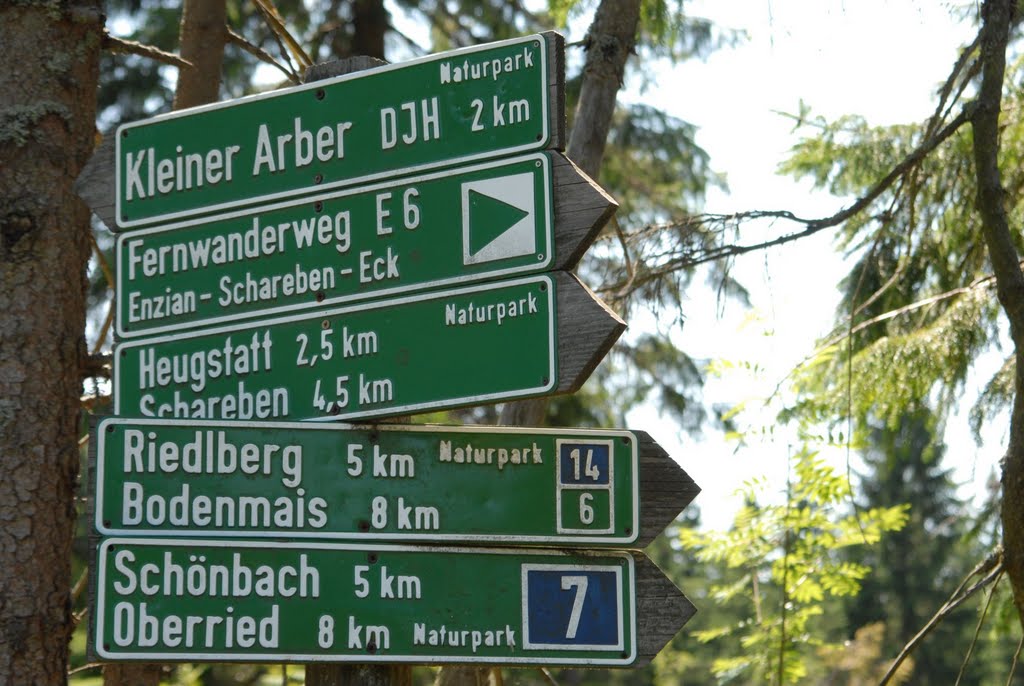 Bayr. Wald - Wegweiser am Wanderweg beim Kleinen Arber by Andreas-Müller