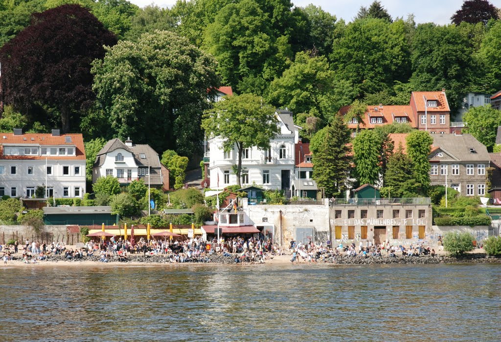 Beliebtes Lokal am Elbstrand bei Övelgönne: Die Strandperle by vp2_hmbg-ProPanoramio