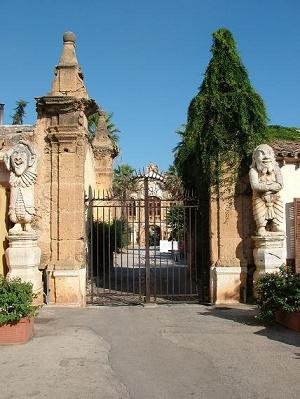 Ingresso villa Palagonia by giovannimineo