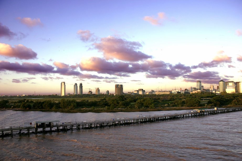 Argentina al amanecer desde Uruguay by Aliphat