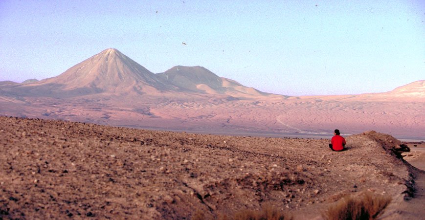 Désert d'Atacama : Couché de soleil sur le Licancabur depuis la route qui mène à la vallée de la lune. by planetair