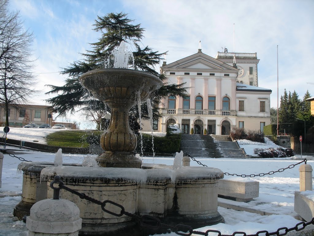 Municipio e fontana con la neve by Serenella Tonon