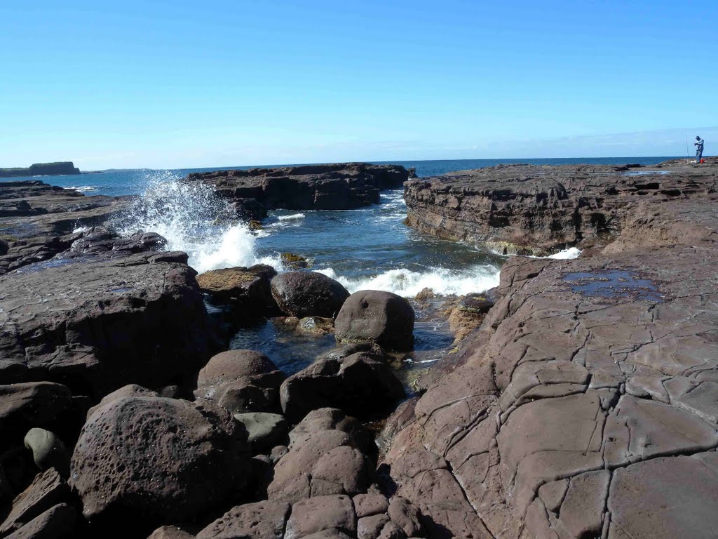 Rocky Coastline at Kiama Surf Beach by robsonap