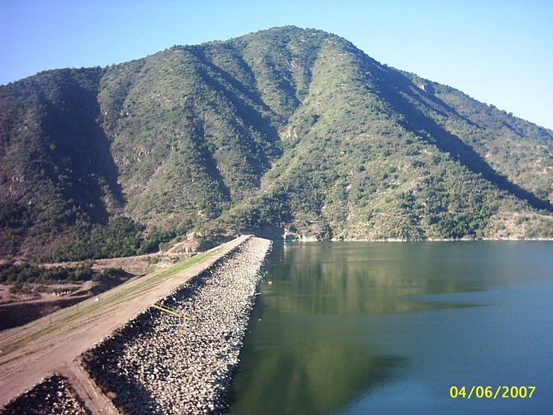 Muro Embalse Caren by Fernando Gacitúa A.