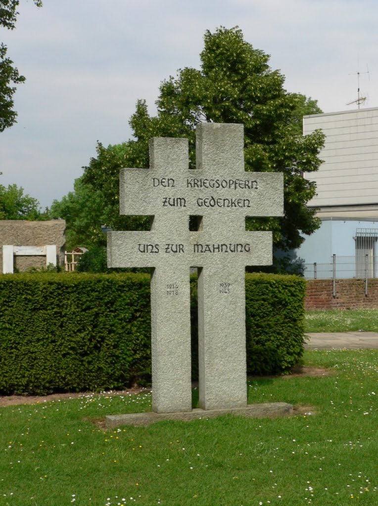 ECHTZ oorlogskruis naast kirche by walterskrutser