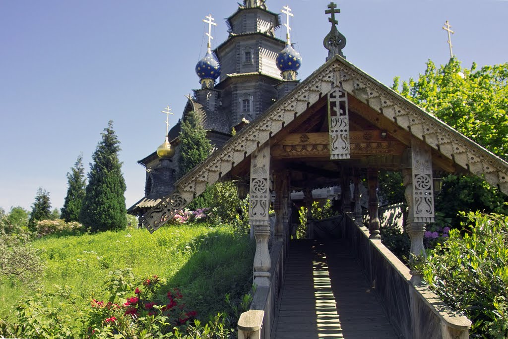 Russische orthodoxe Holzkirche by Dieter Fischer