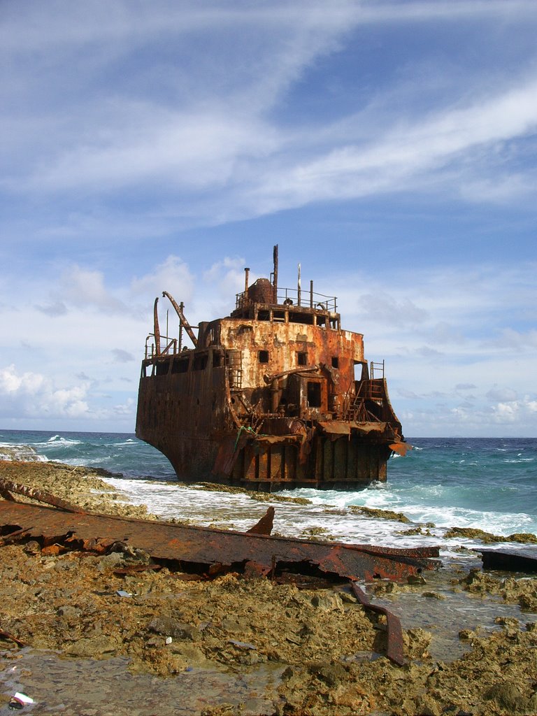 Ship wreck on small Curacao by sissielammers