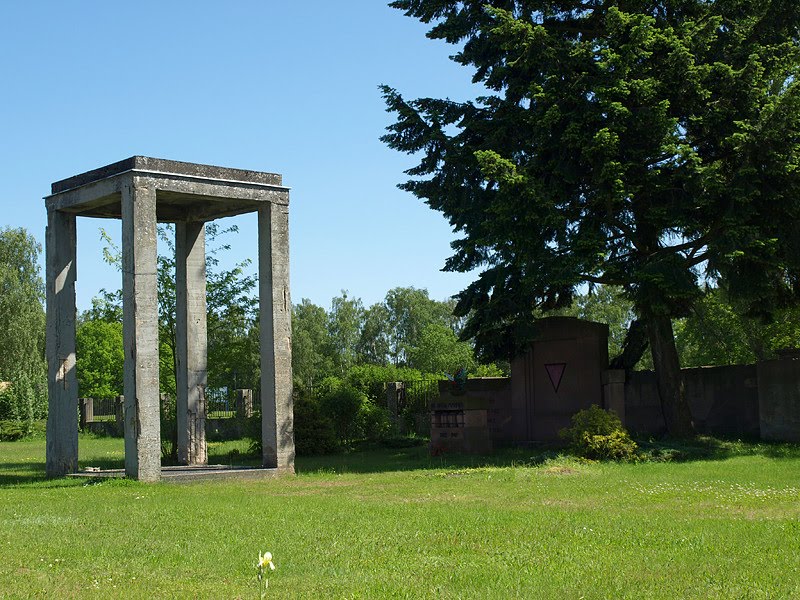 Die Gedenkstätte, Chausseestraße, Löcknitz by Maciej Godniak