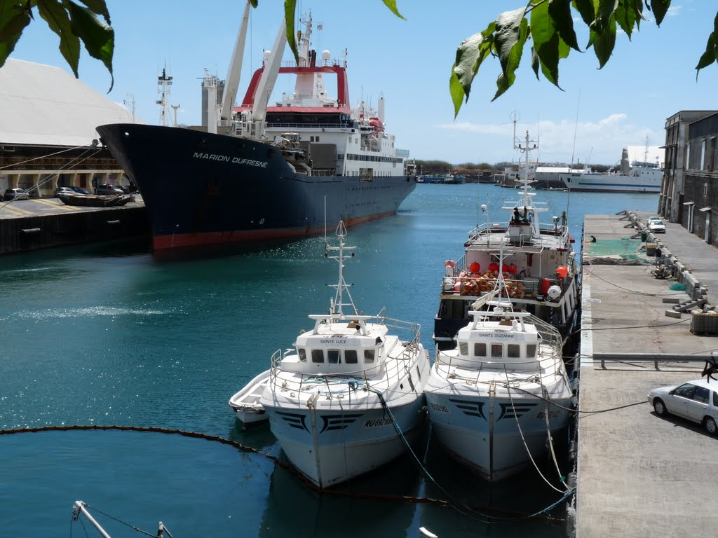 Le Marion Dufresne au Port (Réunion) by franek2