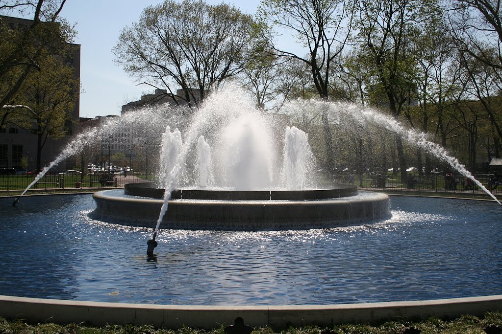 Franklin Square Fountain (4/2010) by Dean Zanello