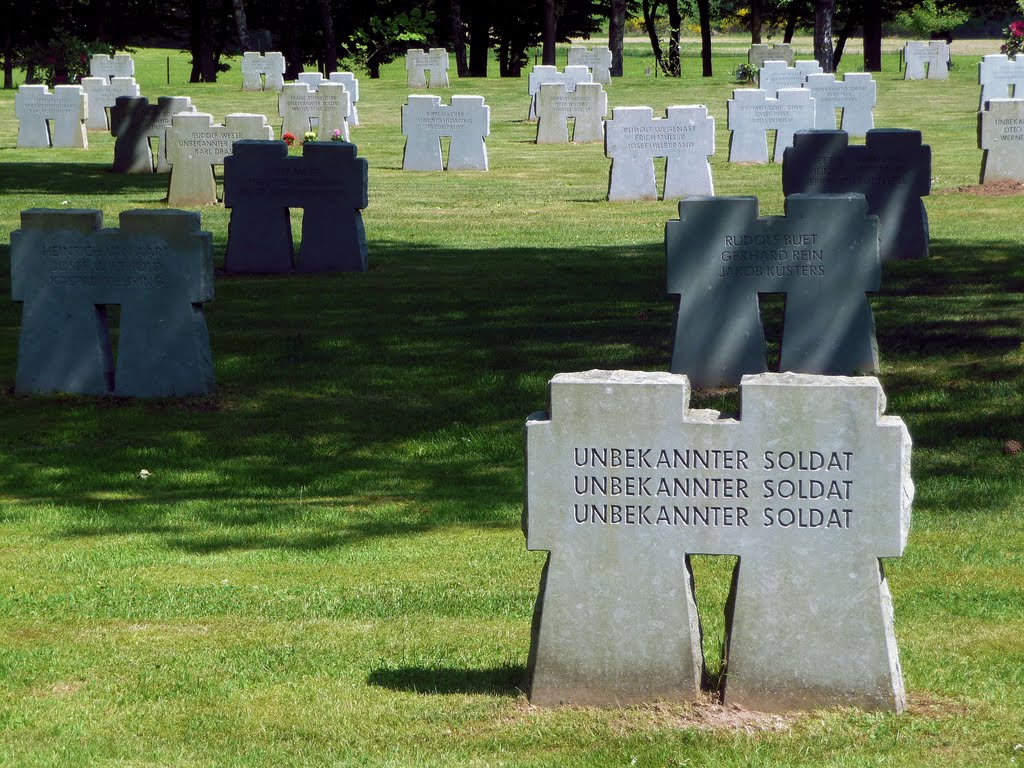 Unknown Soldiers Grave (Ehrenfriedhof Hürtgen) by mawabo