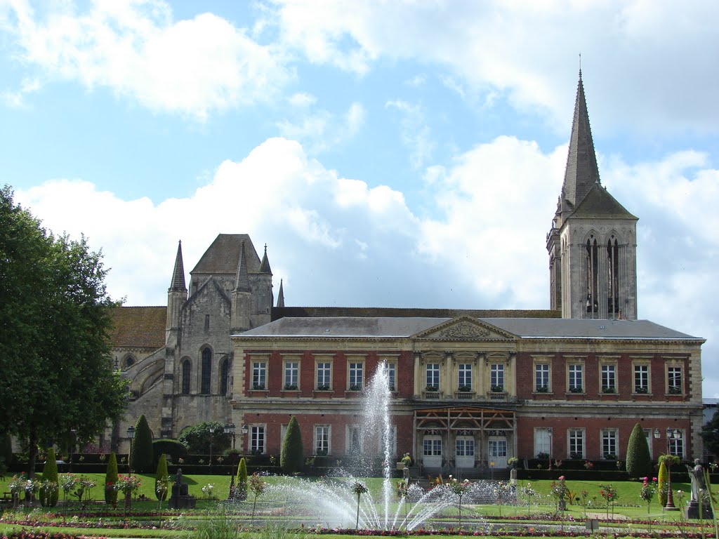 Jardin de l'Eveché‎; Cathédrale Saint-Pierre; Lisieux, Lower Normandy, France by M.Strīķis