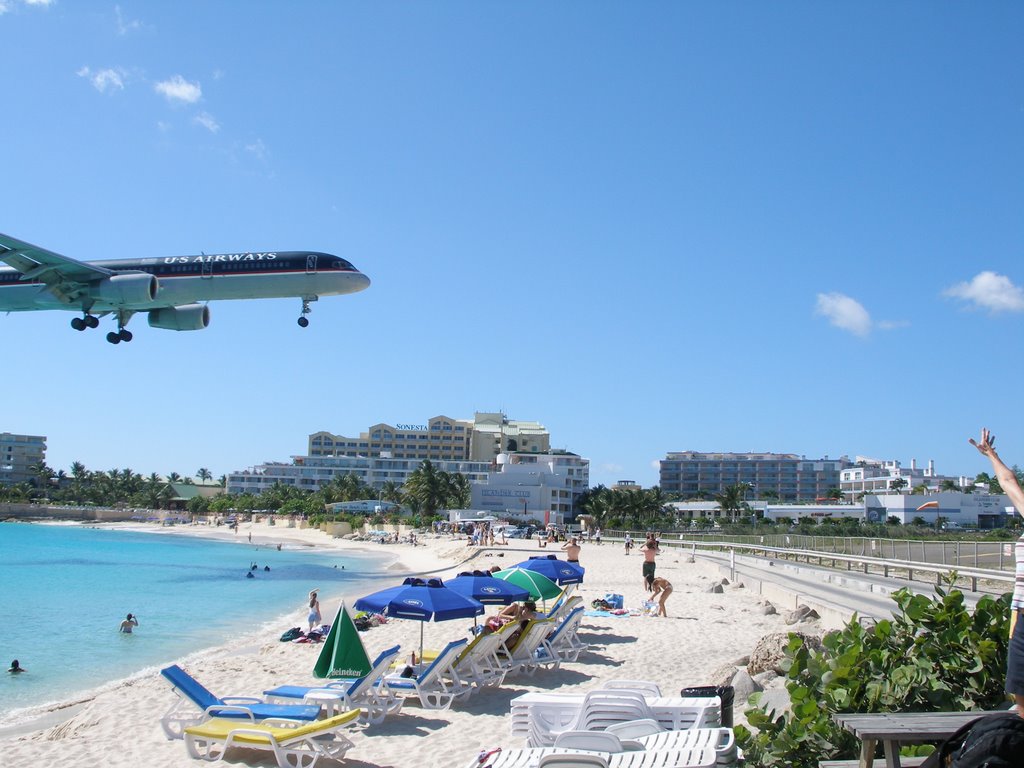 Maho Beach by Frozen1