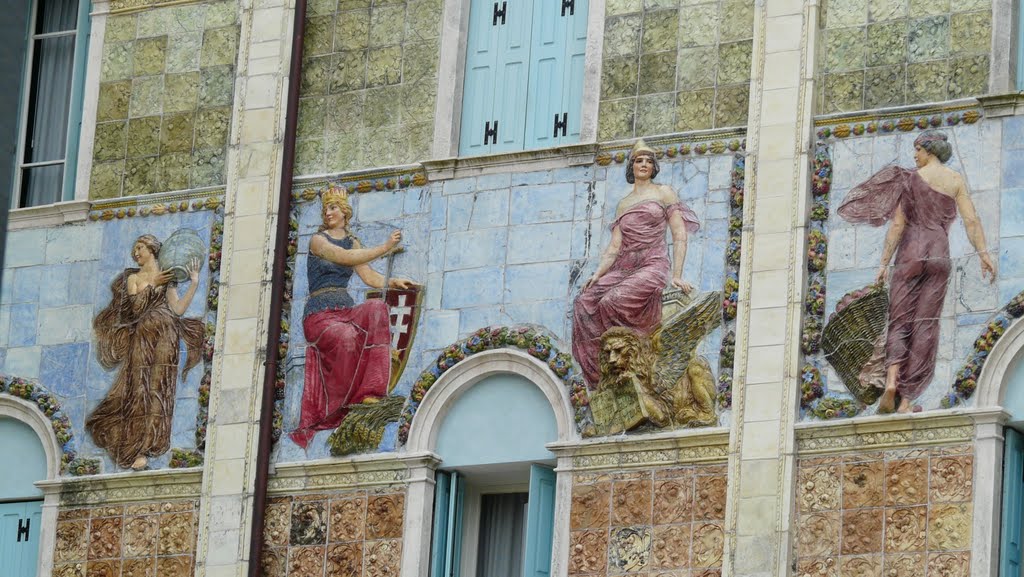 Motifs décorés façade Albergo Hungaria, le Lido. Italie. by Michel  Piccoli