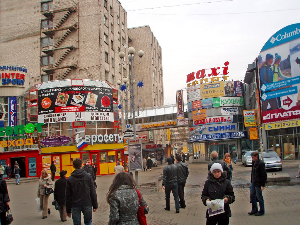 У метро Приморская / Near the Primorskaya metro by AlexBazhan