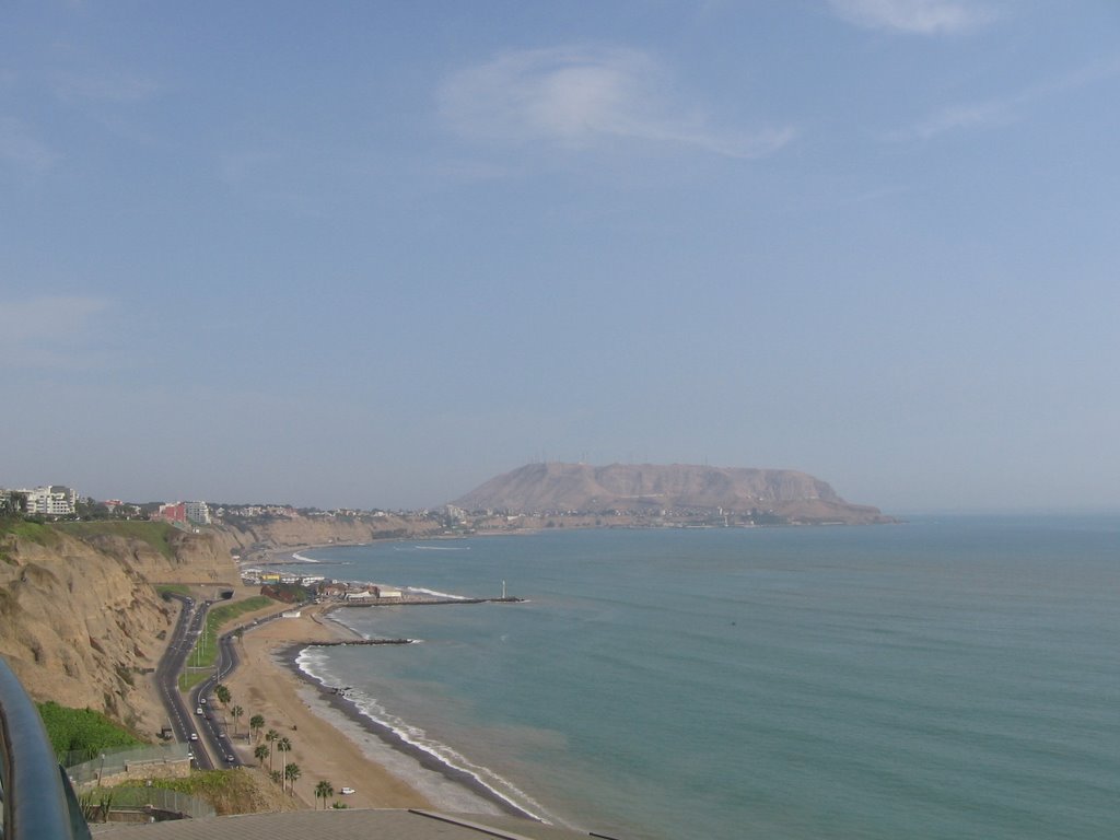 Vista de la Costa Verde de los distritos de Barranco y Chorrillos desde Larcomar en Miraflores by Juan Carlos Sarmient…