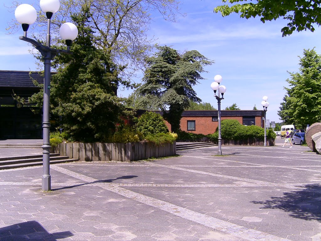 Vorplatz des Bahnhofs Eckernförde mit schönen weißen Laternen by Der Naturmensch