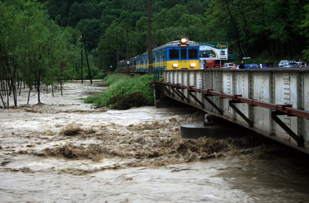 "Powodziowo" - (03-05 Czerwca 2010 - Wylewająca Rzeka Poprad - Muszyna) by Michał Szymczyk