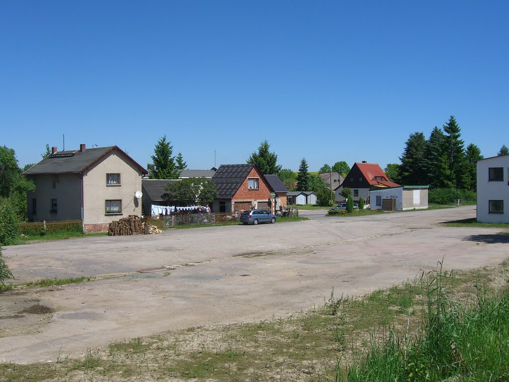 Bahnhofsplatz mit Beamtenwohnhaus by Schmalspur Sa.