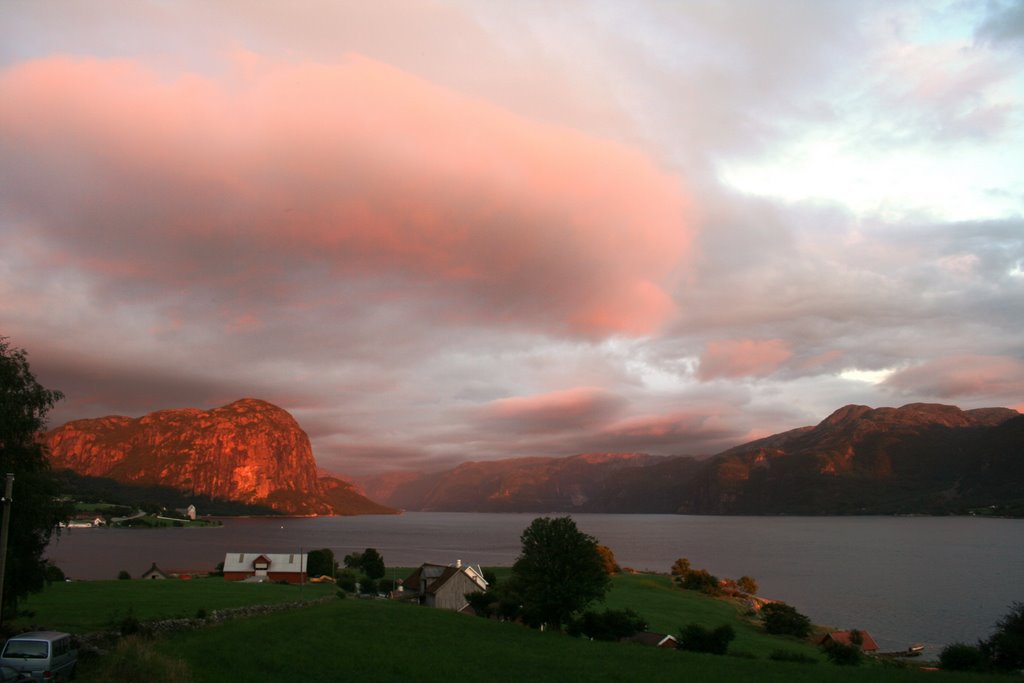 Uburen rød i solnedgang by Vidar Jøssang