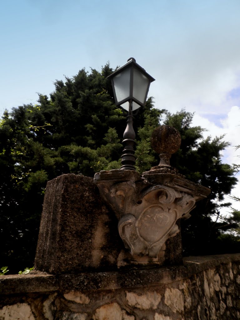 Lampada sul viale della Abbazia Di Montecassino by juncujuncu