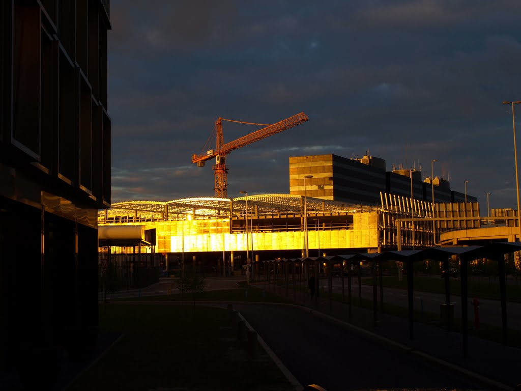 Schiphol groeit, en groeit, en.... by Hans R van der Woude