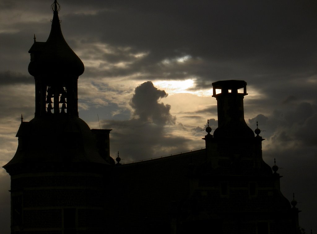 Stadhuis in de wolken by JorisLonneke