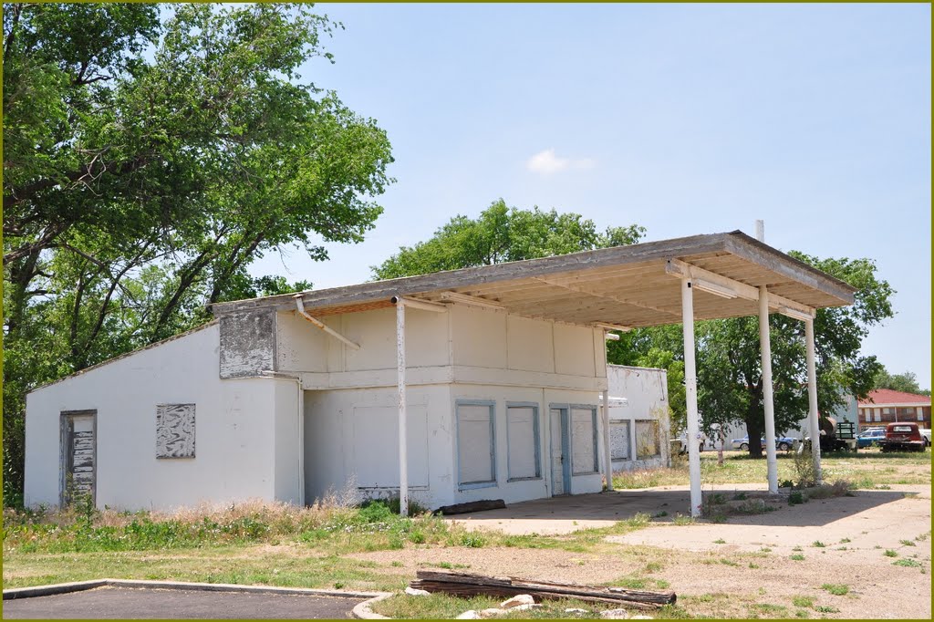 A very old Gasolin Station by roadrunner48