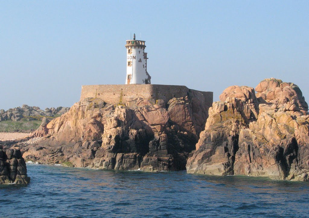 Île de Bréhat-Côtes d'Armor _ Le Phare du Paon vu de la Mer (Juin 2010) by Michel Casadamont