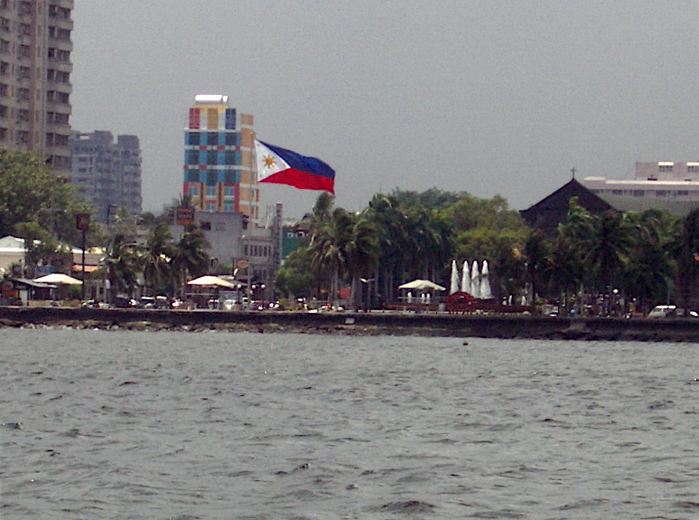 Roxas Blvd, Manila by Ian Charleton