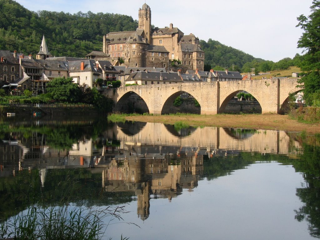 Estaing: Le pont et le Château. by Y. A, Villyssois.