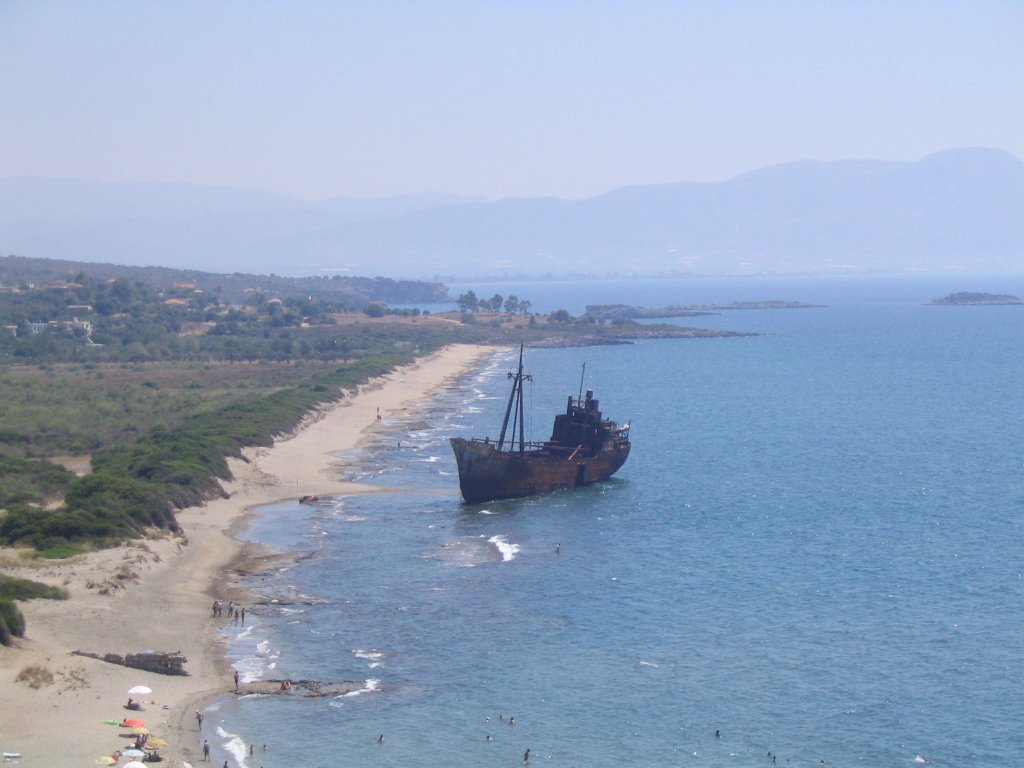 A shipwreck near Githion, Peloponesus by pandimis