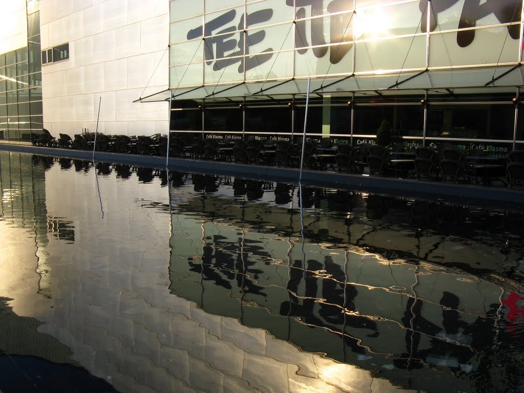 Kiasma und (Dekor-)Pool (6.6.10) by e.m.r. 2 - a picture a day